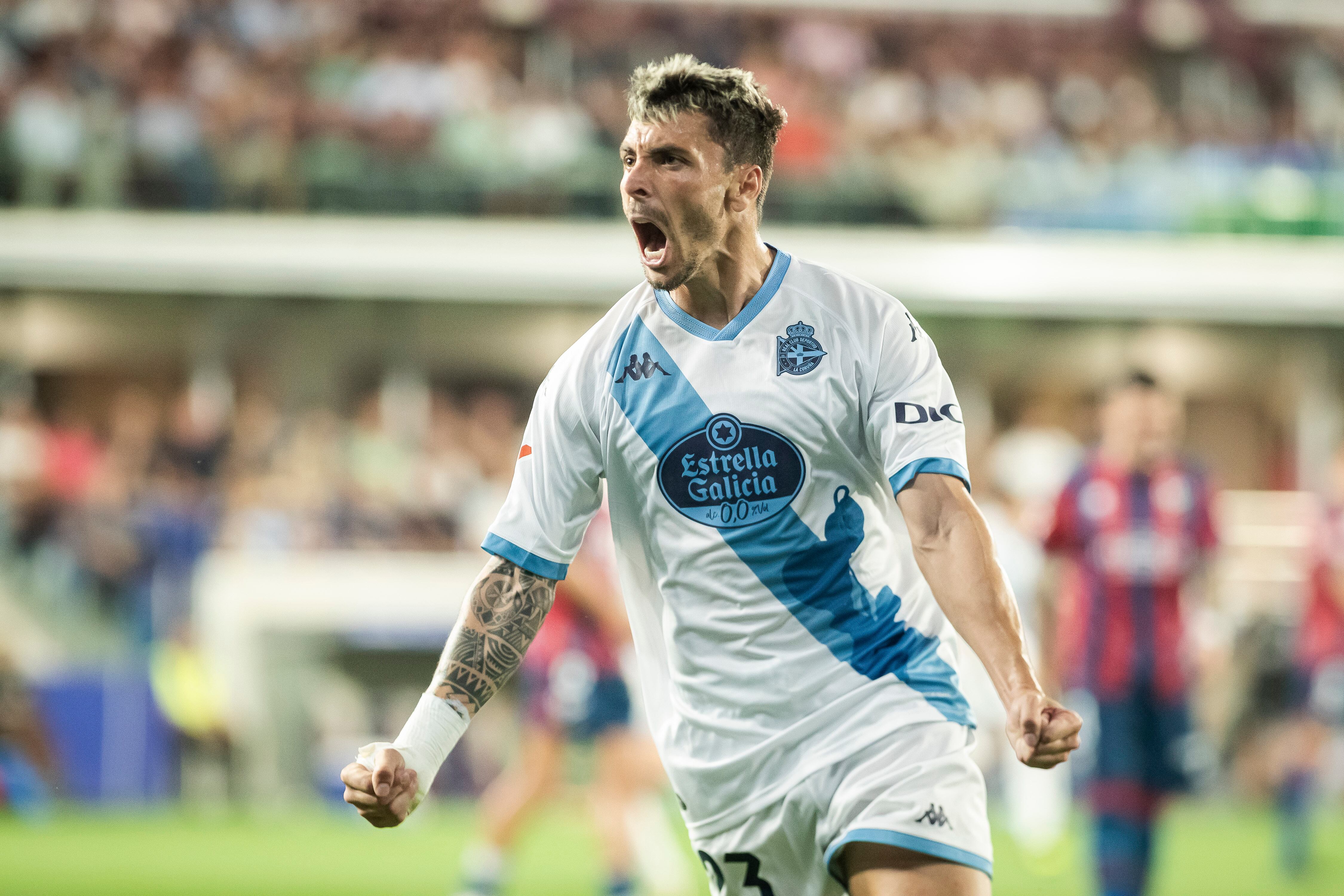 Ximo Navarro, defensa del Deportivo, celebra un gol.