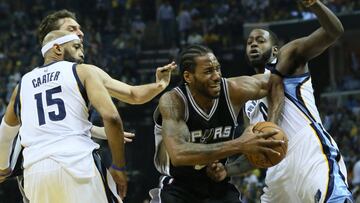 Apr 27, 2017; Memphis, TN, USA; San Antonio Spurs forward Kawhi Leonard (2) drives against Memphis Grizzlies forward JaMychal Green (0) and guard Vince Carter (15) in game six of the first round of the 2017 NBA Playoffs at FedExForum. Mandatory Credit: Nelson Chenault-USA TODAY Sports