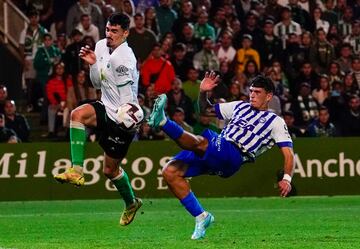 Arturo, del Racing, toca el balón con la mano frente al Alavés y le anulan un gol.