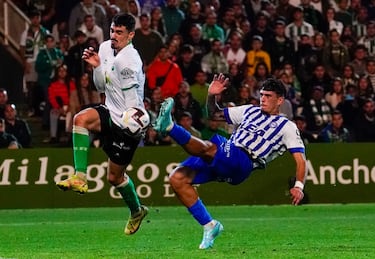 Un tiempo para cada equipo, un árbitro a la deriva y el VAR montando el lío