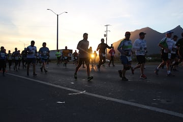 Monterrey vivió una fiesta importante con el Maratón Powerade, donde decenas de corredores desafiaron al frío para cumplir esta meta.