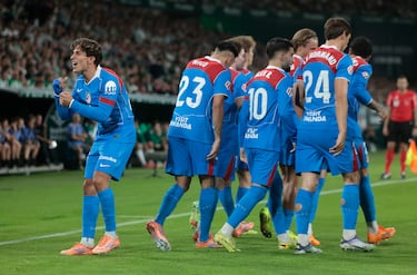 0-1. Giuliano celebra el primer tanto.