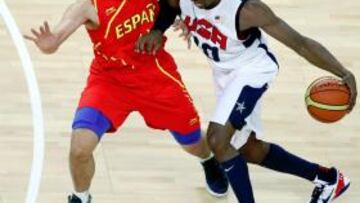 Llull defiende ante Kobe Bryant.