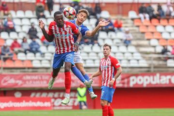 Yac Diori disputa un balón aéreo con José  Enrique.