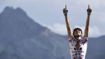 Warren Barguil celebra su victoria en la cima del Izoard durante el Tour de Francia 2017.