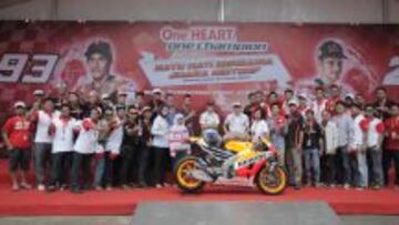 EXHIBICIÓN. Pedrosa y Márquez, durante un acto en Indonesia.