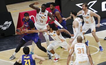 Brandon Davies entre Pierria Henry, Ilimane Diop y Tornike Shengelia.