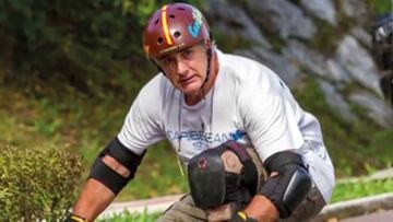 Doc Caribbean practicando skate en un clip