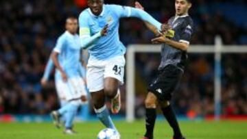 Toure persigue el balón.