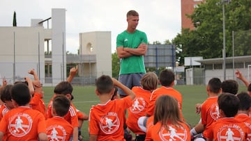 Dani Olmo, con los niños de su Campus.