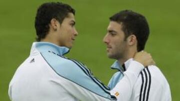 Higuaín: "La culpa no es de Pellegrini, todos ganamos y todos perdemos"