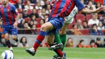 <b>COMPETICIÓN. </b>LA RFEF ha retirado la tarjeta roja mostrada por Pino Zamorano al defensa del Betis David Rivas por esta acción en la que derriba a Deco.