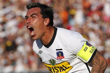 Esteban Paredes cumple 37 años de edad. En su carrera profesional ha jugado en Santiago Morning, Puerto Montt, Pachuca Junior de México, Cobreloa, Colo Colo, Atlante y Querétaro de Mexico. En la selección chilena participa regularmente desde 2006.
