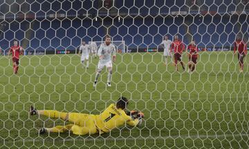 Yann Sommer adivinó y paró el segundo penalti lanzado por Sergio Ramos.