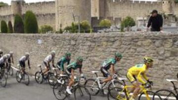 <b>EL LÍDER, BIEN RODEADO. </b>Thomas Voeckler, escoltado por sus compañeros del Europcar, en un momento de la etapa de ayer.