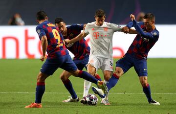 Lewandowski rodeado de contrarios.