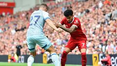 Liverpool (United Kingdom), 19/08/2023.- Luis Diaz (R) of Liverpool and Illia Zabarnyi (L) of Bournemouth in action during the English Premier League soccer match between Liverpool FC and AFC Bournemouth, in Liverpool, Britain, 19 August 2023. (Reino Unido) EFE/EPA/PETER POWELL EDITORIAL USE ONLY. No use with unauthorized audio, video, data, fixture lists, club/league logos or 'live' services. Online in-match use limited to 120 images, no video emulation. No use in betting, games or single club/league/player publications.
