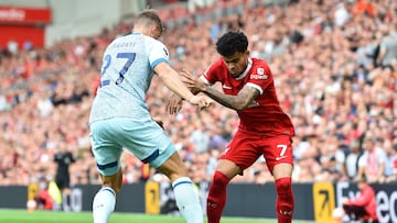 Liverpool (United Kingdom), 19/08/2023.- Luis Diaz (R) of Liverpool and Illia Zabarnyi (L) of Bournemouth in action during the English Premier League soccer match between Liverpool FC and AFC Bournemouth, in Liverpool, Britain, 19 August 2023. (Reino Unido) EFE/EPA/PETER POWELL EDITORIAL USE ONLY. No use with unauthorized audio, video, data, fixture lists, club/league logos or 'live' services. Online in-match use limited to 120 images, no video emulation. No use in betting, games or single club/league/player publications.