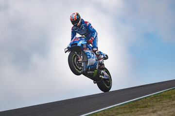 El español lleva ligado a Suzuki durante toda su trayectoria en la clase reina y por lo tanto, la marca japonesa es la que se ha encargado de darle los tres triunfos que luce el Barcelonés en MotoGP. Tras visitar por primera vez lo más alto del podio en el GP de Austin 2019, siendo el primer piloto que lograba desbancar a Márquez de esa posición en Las Américas, Rins volvió a ganar ese mismo año en Gran Bretaña y tan solo un curso después en Aragón. La sequía se prolonga desde entonces, especialmente tras un 2021 marcado por las lesiones, pero esta temporada ya ha coqueteado con regresar a lo más alto gracias a una segunda y una tercera posición en cuatro grandes premios disputados.