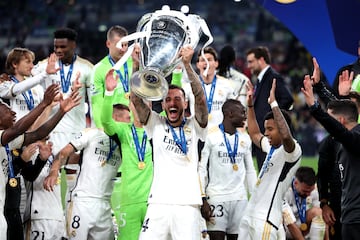Joselu alza la Champions en Wembley.
