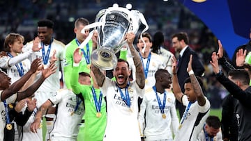 London (United Kingdom), 01/06/2024.- Real Madrid player Joselu lifts the trophy as the team celebrate winning the UEFA Champions League final match of Borussia Dortmund against Real Madrid, in London, Britain, 01 June 2024. (Liga de Campeones, Rusia, Reino Unido, Londres) EFE/EPA/NEIL HALL