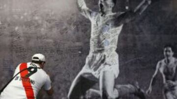 Un aficionado de River firma en la capilla ardiente de Di Stéfano.