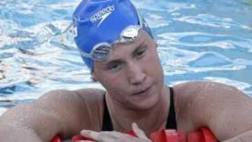 <b>Récord.</b> La británica Spofforth bate el récord del mundo en los 100 espalda.