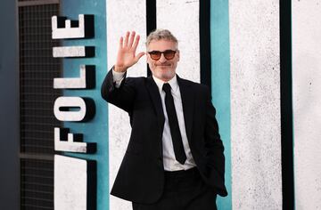 Su gran salto a la fama llegó con 'Gladiator' (2000), donde interpretó al emperador Cómodo, papel que le valió su primera nominación al Óscar.
Desde entonces, ha demostrado una capacidad camaleónica en películas como 'Walk the Line' (2005), donde encarnó al músico Johnny Cash y ganó un Globo de Oro; 'The Master' (2012), por la que recibió la Copa Volpi en Venecia; y 'Her' (2013), donde interpretó a un hombre enamorado de una inteligencia artificial.
En 2019, su papel como Arthur Fleck en 'Joker' lo consagró definitivamente: ganó el Óscar al mejor actor, además de un BAFTA, un Globo de Oro y un premio del Sindicato de Actores.