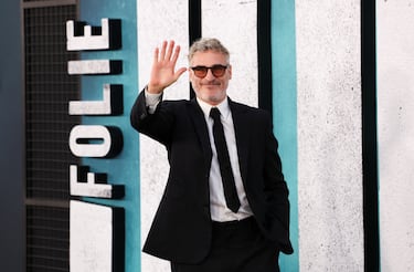 Su gran salto a la fama llegó con 'Gladiator' (2000), donde interpretó al emperador Cómodo, papel que le valió su primera nominación al Óscar.
Desde entonces, ha demostrado una capacidad camaleónica en películas como 'Walk the Line' (2005), donde encarnó al músico Johnny Cash y ganó un Globo de Oro; 'The Master' (2012), por la que recibió la Copa Volpi en Venecia; y 'Her' (2013), donde interpretó a un hombre enamorado de una inteligencia artificial.

En 2019, su papel como Arthur Fleck en 'Joker' lo consagró definitivamente: ganó el Óscar al mejor actor, además de un BAFTA, un Globo de Oro y un premio del Sindicato de Actores. 