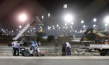 El monoplaza del piloto francés se ha incendiado tras un fuerte impacto en la curva tres del Gran Premio de Bahréin. Romain Grosjean salió por su propio pie del monoplaza. El accidente llegó tras un cambio de dirección del piloto de Haas, en el que se ha tocado con el Alpha Tauri de Kvyat.

