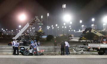 El monoplaza del piloto francés se ha incendiado tras un fuerte impacto en la curva tres del Gran Premio de Bahréin. Romain Grosjean salió por su propio pie del monoplaza. El accidente llegó tras un cambio de dirección del piloto de Haas, en el que se ha tocado con el Alpha Tauri de Kvyat.

