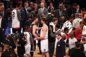 Los hermanos Marc y Pau Gasol tras finalizar el encuentro.