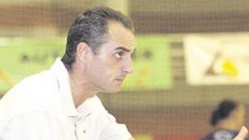 <b>VIBRANTE. </b>Rafa Guijosa, que se mantiene como cuando era jugador, vive los partidos al límite.