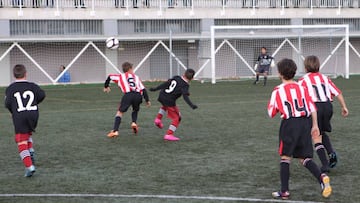 Varios chavales disputan un partido en uno de los campos de dicha escuela.