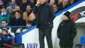 Guus Hiddink da órdenes durante el encuentro de Premier League entre el Chelsea y el West Bronwich Albion