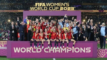 Las jugadoras de la Selección española, el staff, dirigentes de la RFEF y la reina Letizia y la infanta Sofía, en la celebración del Mundial ganado en 2023.