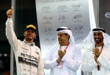 Lewis Hamilton celebra su segunda posición y el final de una temporada perfecta para él. 