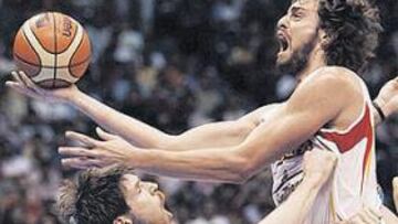 <b>ARROLLADOS. </b>Andrés Nocioni intenta frenar una entrada a canasta de de Pau Gasol.