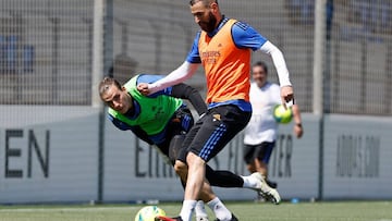 Benzema, regateando a Lunin en su regreso a Valdebebas.