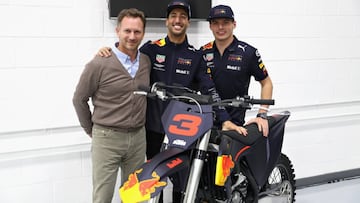 MILTON KEYNES, ENGLAND - NOVEMBER 30: Daniel Ricciardo of Australia and Red Bull Racing, Red Bull Racing Team Principal Christian Horner and Max Verstappen of Netherlands and Red Bull Racing pose for a photo with a KTM bike during the Red Bull Racing Drivers Factory Visit at Red Bull Racing Factory on November 30, 2018 in Milton Keynes, England.  (Photo by Mark Thompson/Getty Images)