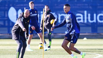 Ramírez da instrucciones a Kervin Arriaga durante un entrenamiento.