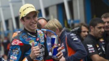 Alex Márquez celebra su victoria en Holanda.