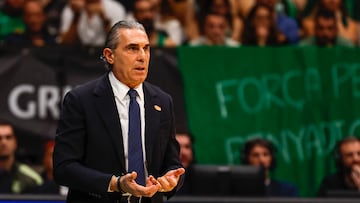 BADALONA, 09/11/2025.- El técnico italiano del Real Madrid, Sergio Scariolo, durante el encuentro correspondiente a la fase regular de la Liga Endesa que disputan hoy domingo Joventut y Real Madrid en el Palau Olimpic de Badalona. EFE / Alberto Estevez.