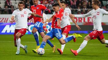 Soccer Football - International Friendly - Poland v Chile - National Stadium Warsaw, Warsaw, Poland - November 16, 2022 Chile's Marcelino Nunez in action with Poland's Jakub Kiwior REUTERS/Aleksandra Szmigiel