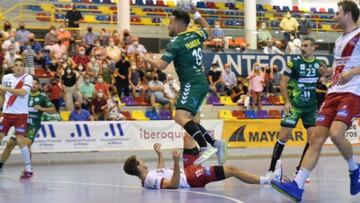 Los veteranos Baena y Moyano dan la victoria al Antequera