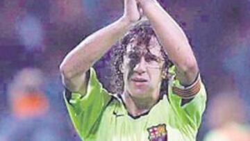<b>OMNIPRESENTE. </b>Carles Puyol saluda a la afición del Barcelona.