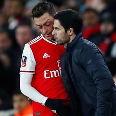 Arteta explica por qué dejó a Özil fuera de Europa: "No es el único"