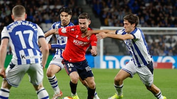 Moi Gómez disputa un balón en el partido de Copa ante la Real.
