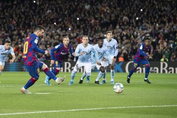 Messi decidió disparar raso a su izquierda, engañando a Rubén Blanco y marcando el primer tanto del partido.