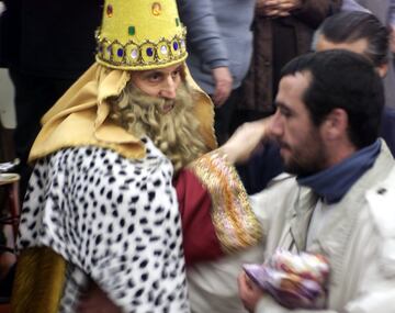 En enero de 2001 Manuel Ruiz de Lopera acudió vestido del Rey Mago Gaspar a la prisión Sevilla 2. Acto tradicional para llevarles regalos a los presos de la prisión sevillana. Aquel día le acompañaron como Reyes Magos, el torero Fernando Cepeda (Baltasar) y el Consejero andaluz de Asuntos Sociales, Isaías Pérez Saldaña (Melchor).